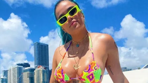 Karol G ahora está soltera y se ha mostrado en más de una ocasión fesjando con sus amigos. La fiesta sigue.