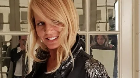 Cecilia Bolocco posando para una sesión de fotos.