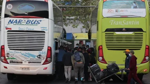 Pasajeros llegan a terminan de buses