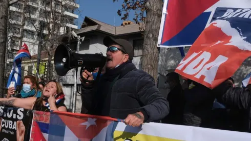 Un herido se registra en protestas a las afueras de la embajada de Cuba en Chile