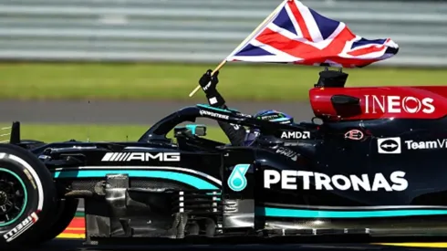Hamilton ganó en Gran Bretaña pese a la sanción de 10 segundos por sacar de pista a Verstappen.