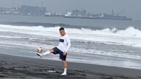 Alexis Sánchez se lució dominando la pelota en la playa de Tocopilla