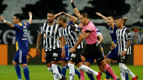 Los jugadores de Boca Juniors reclamando contra el árbitro.