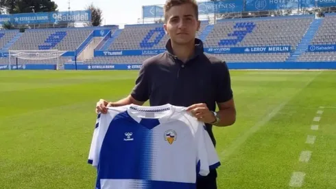 Xavi Planas posa con la camiseta del Sabadell, la nueva estación en la que se detiene su tránsito al profesionalismo en España
