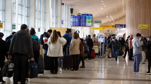 A partir del lunes 26 los chilenos y extranjeros que cuenten con su Pase de Movilidad podrán salir del país