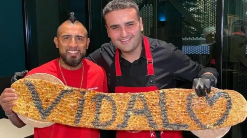 Arturo Vidal con su regalo Burak Özdemir.