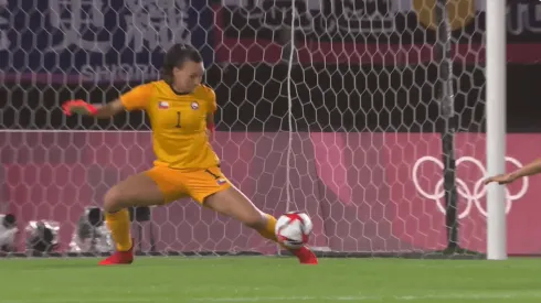 Tapadón de Tiane Endler contra Japón en Tokio 2020.