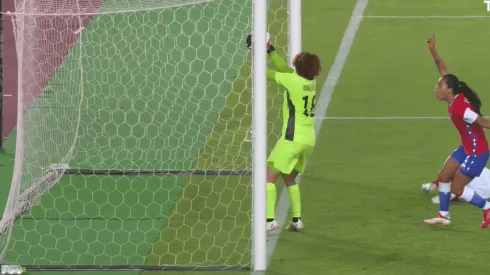 ¿Entró o no? El polémico gol desestimado para Chile ante Japón en Tokio 2020.