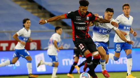 La UC buscará seguir en el liderato del torneo nacional cuando visite a Antofagasta en el norte.