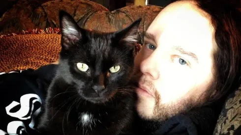 El ex baterista de Slipknot, Joey Jordison, junto a su gato McGee.