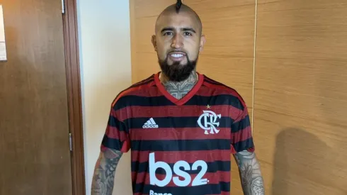 Arturo Vidal posando con la camiseta de Flamengo hace unos meses.