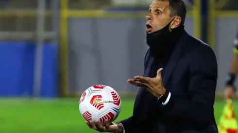 Gustavo Poyet está en el ojo del huracán por sus recurrentes protestas a los árbitros chilenos