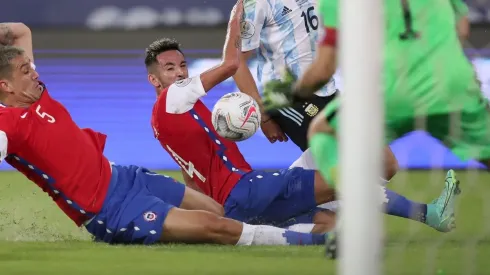 La selección chilena debe clasificar al Mundial de Qatar 2022 para postergar el retiro de Mauricio Isla