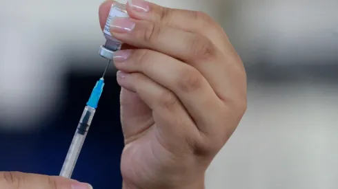 Vacunas son clave para prevenir hospitalización y muertes. Foto: Agencia Uno.