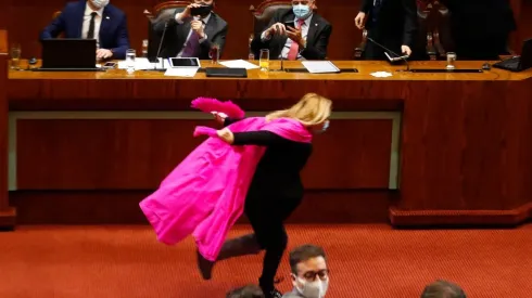 Pamela Jiles invita a correr como Naruto para incentivar el cuarto retiro