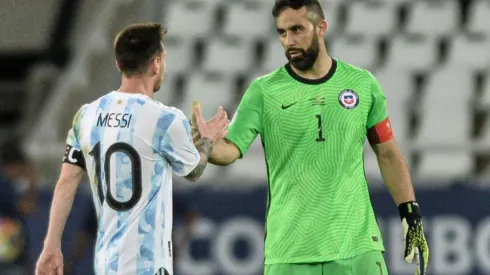 Claudio Bravo le da la bienvenida a Lionel Messi en el Real Betis...