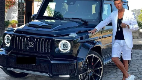 Cristiano Ronaldo sacó la Bravus a la calle y aprovechó de tomarse unas fotitos para el Insta