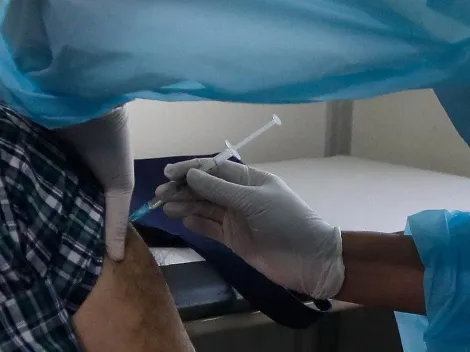 ¿Cuánta efectividad tiene la vacuna AstraZeneca que recibirán los mayores de 55 años?