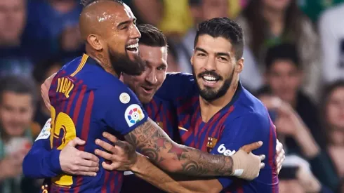 Lionel Messi abrazado por dos de sus grandes amigos en el fútbol: Arturo Vidal y Luis Suárez, que emocionó con sus palabras en la salida de la Pulga del Barcelona.