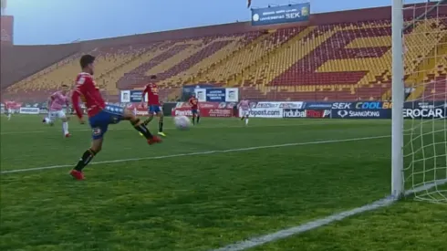 Pavez intentó bajar el balón pero se mandó un autogol insólito