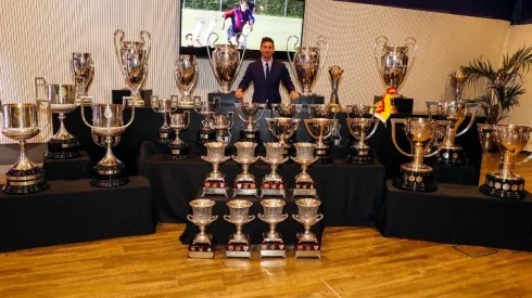 Messi posa con los 35 títulos que ganó en el Barcelona