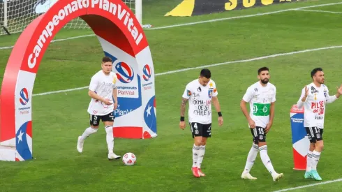 Los jugadores de Colo Colo salieron al terreno de juego con una emotiva camiseta.
