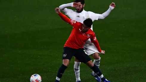 Eugenio Mena es blanco de críticas tras la derrota de Racing contra Independiente.