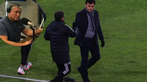 Patricio Yáñez le da con todo a Gustavo Quinteros.