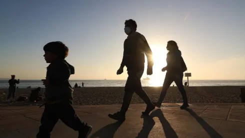 La Línea Protege es para trabajadoras o trabajadores, dependientes o independientes, que tengan el cuidado de niños y niñas menores de 2 años, y que no tengan garantizado el derecho a sala cuna por parte de su empleador.