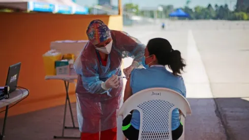 Se espera vacunar a cerca de 2 millones de personas de 55 o más años con dosis de refuerzo durante las primeras cuatro semanas del plan.