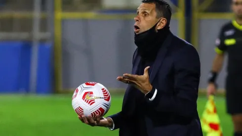 Gustavo Poyet no recibe cuestionamientos en Cruzados.