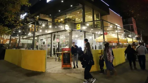 Actualmente, hay regiones que su toque de queda comienza a las 22:00 horas y otras que empieza a las 00:00 hrs.