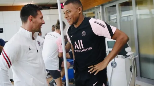 Kylian Mbappé fue parte del recibimiento del grupo a Lionel Messi.
