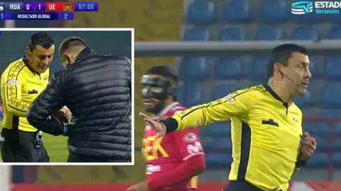 Roberto Tobar tuvo que recuperar las tarjetas en el borde de la cancha