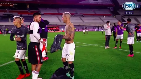 Díaz y Vargas intercambian camisetas en el River Atlético Mineiro.