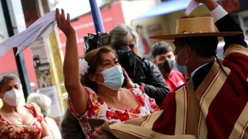 El dinero entregado en el aguinaldo no es tributable ni imponible, por lo que no se descontará ni se debe pagar impuestos, ni cotizaciones previsionales.