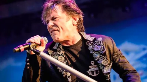 Bruce Dickinson en una de sus actuaciones con Iron Maiden.