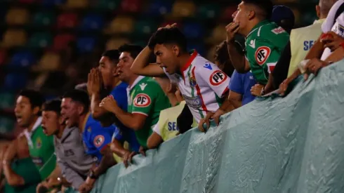 Los hinchas de Audax son los primeros en volver al estadio.