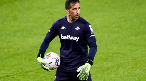 Bravo se quedó en la banca en el estreno del Betis esta temporada