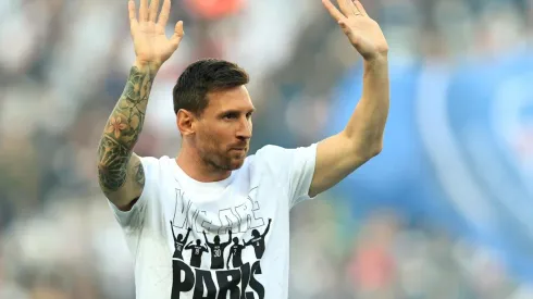 Lionel Messi vitoreado por la parcialidad del PSG en el Estadio Parque de los Príncipes