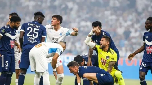 Kalu se desplomó cuando apenas se jugaban 5' de partido.