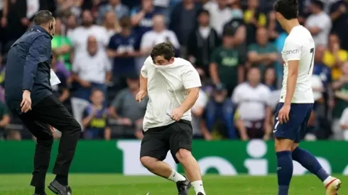 El espontáneo hizo sudar a los guardias para sacarlo de la cancha.