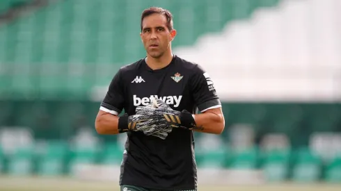 Claudio Bravo no vio minutos en el debut de Real Betis en La Liga.