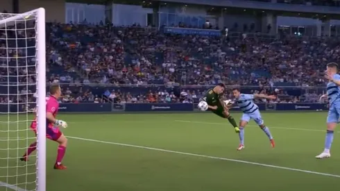 Felipe Mora marca golazo de cabeza frente al Kansas City