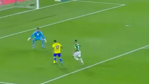 Alarcón por poco marca su primer gol en Europa