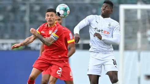 Charles Aránguiz disputó los 90 minutos con Leverkusen en el inicio de la Bundesliga.