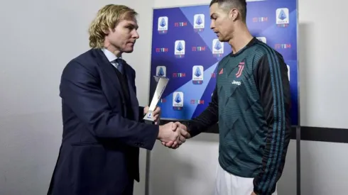 Cristiano Ronaldo saluda a Pavel Nedved, vicepresidente de la Juventus