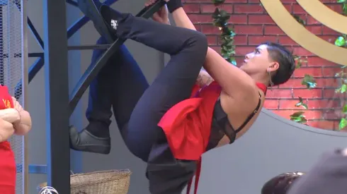 Camila Recabarren encaramada en la estructura del balcón, tratando de contener su rabia en el último episodio de Masterchef Celebrity.