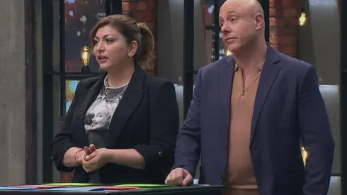 Fernanda Fuentes y Jorge Rausch al momento de comunicar las ausencias de Yann Yvin y Julio Milostich, en Masterchef Celebrity.