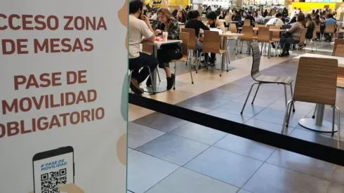 El documento acredita a la persona propietaria de estar vacunado con las dos dosis de Sinovac, Pfizer, Astrazeneca o con la dosis única de CanSino.